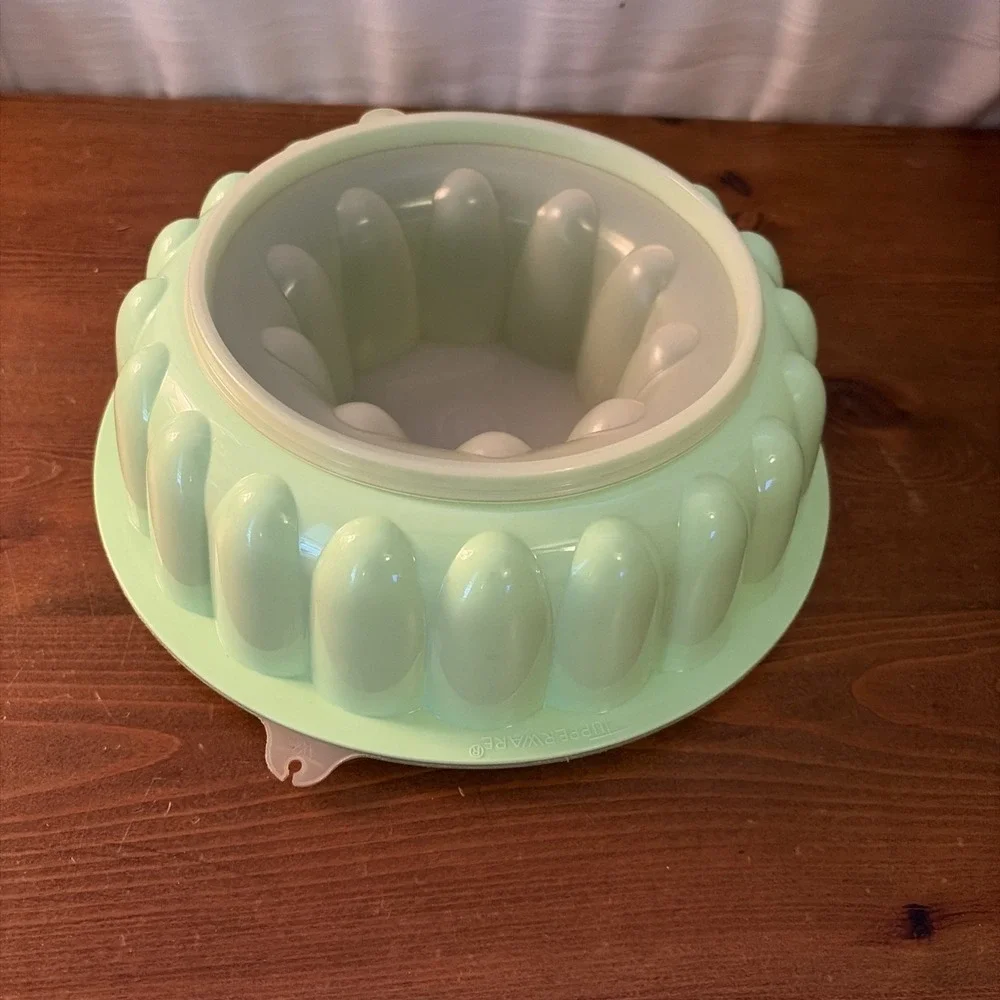 Vintage Tupperware Jello Jell-N-Serve Bundt Mold Mint Green #1202-3 Insert & Lid